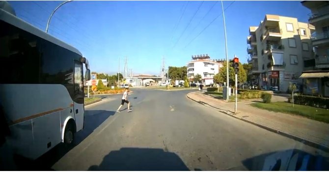 Ambulans şoförünün dikkati 1 dakikada 2 kazayı önledi