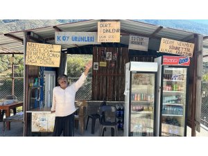 İş yerine astığı tabelayla yüzleri gülümseten esnaf, görenlerin ilgisini çekiyor