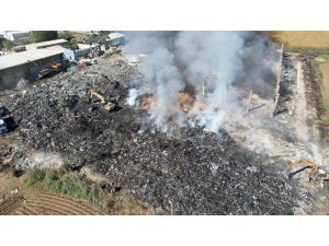 Geri dönüşüm tesisinin bahçesindeki yangında soğutma çalışması sürüyor