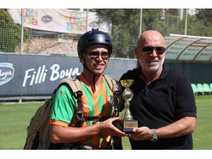 Dünya üçüncülüğü kupası ile Alanyaspor tesislerine paraşütle indi, Kupa’yı Başkan Çavuşoğlu’na takdim etti