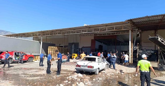 Demre’de toptancı halindeki iş yerinde patlama meydana geldi