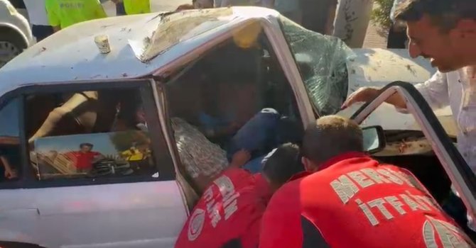 Otomobilde sıkışan yaralıyı itfaiye erleri kapıyı keserek kurtardı