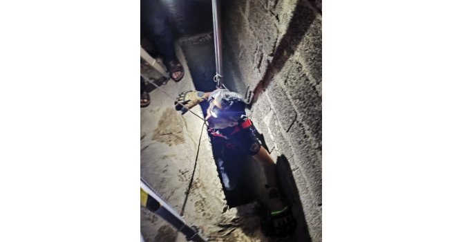 Hatay’da havalandırma boşluğuna düşen kedi kurtarıldı