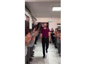 Tayini çıkan öğretmen, 10 yıldır görev yaptığı okuldan alkışlarla uğurlandı