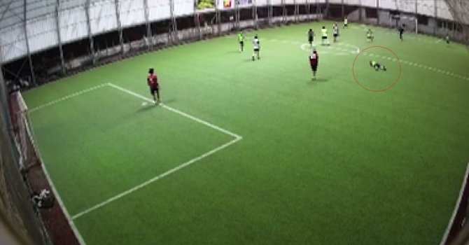 Halı sahada kalp krizi geçirerek hayatını kaybeden polis memurunun o anları kamerada