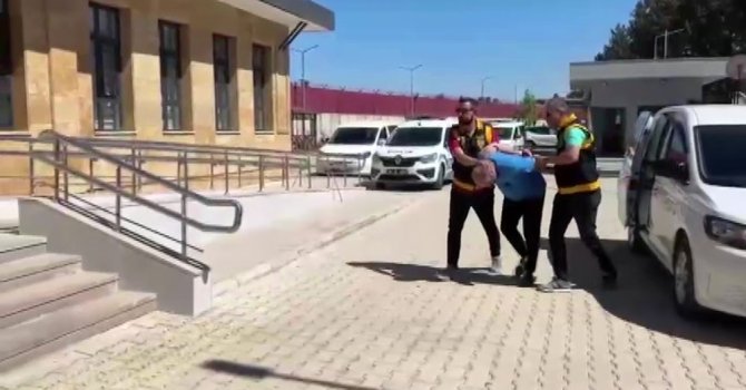 46 yıl hapisle aranan dolandırıcı sokağa çıkınca yakalandı