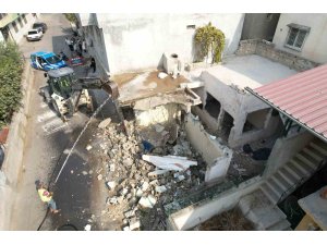 Mersin’de metruk bina kontrollü şekilde yıkıldı