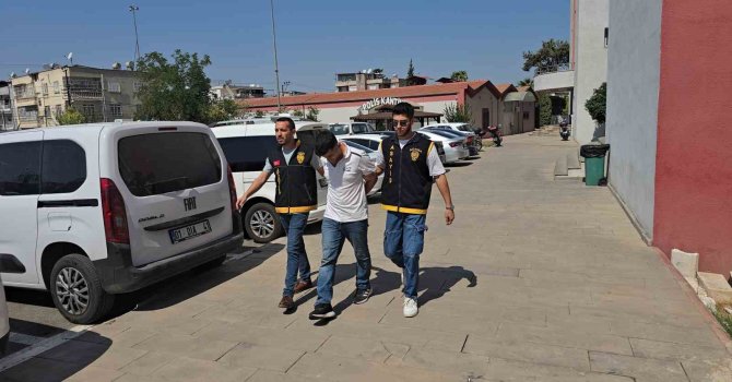 O anlar kamerada: 2 iş yerini soydu, 3’üncüde suç üstü yakalandı