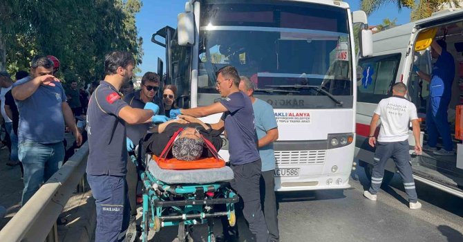 Alanya’da tur otobüsüyle yolcu midibüsü çarpıştı: 2’si ağır 15 yaralı