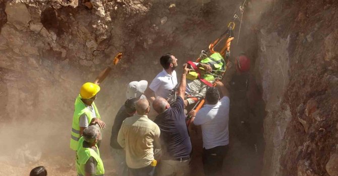 İnşaattan düşüp koluna demir saplanan işçiye kurtarma operasyonu