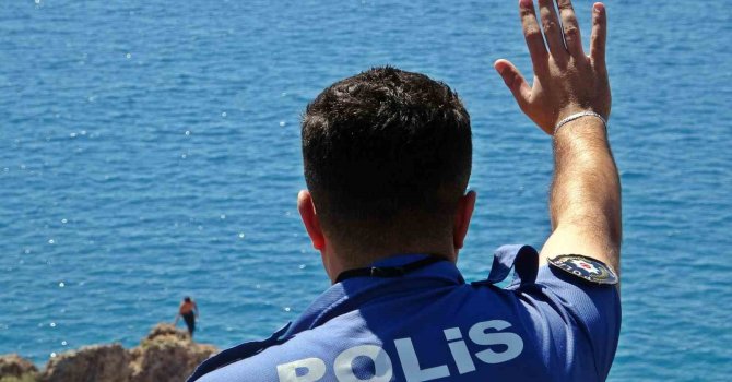 Falezlerden tehlikeli atlayış keyfine, polisin ‘atlarsan karakola götürürüm’ sözü engel oldu