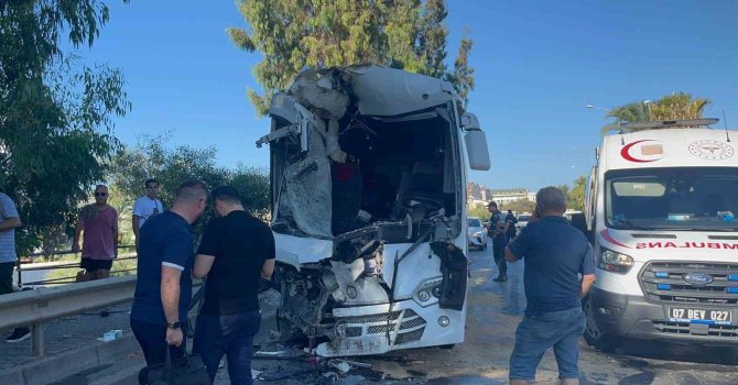 Alanya’da midibüslerin çarpıştığı kazada 15 yaralıdan 2’sinin durumu ciddiyetini koruyor