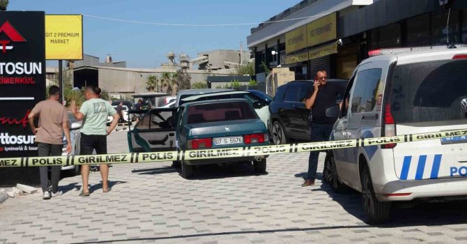 Antalya’da park halindeki otomobilin arka koltuğunda ölü bulundu