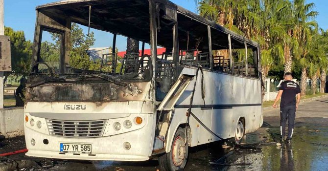 Antalya’da park halindeki midibüs alev alev yandı