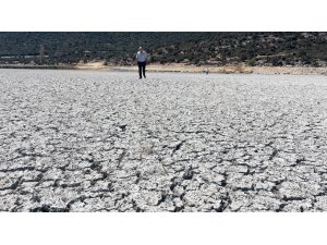 Türkiye’nin 4’üncü büyük gölü kuraklık nedeniyle ortadan ikiye bölündü