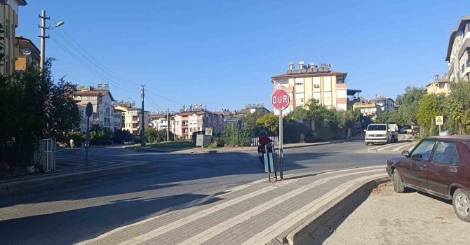 ‘Dur’ levhasına rağmen durmayan motorlu bisiklet otomobile çarptı: 1 yaralı