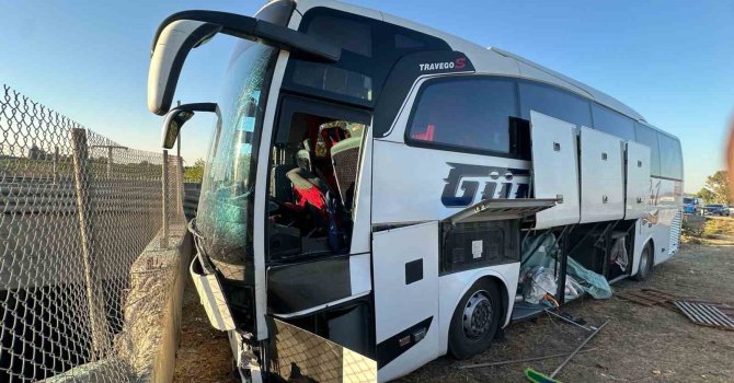 Mersin’de yolcu otobüsü refüje girdi: 13 yaralı