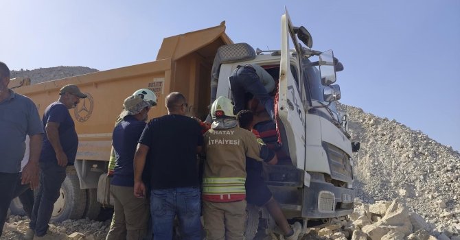Hafriyat dökerken devrilen kamyonun sürücüsü yaralandı