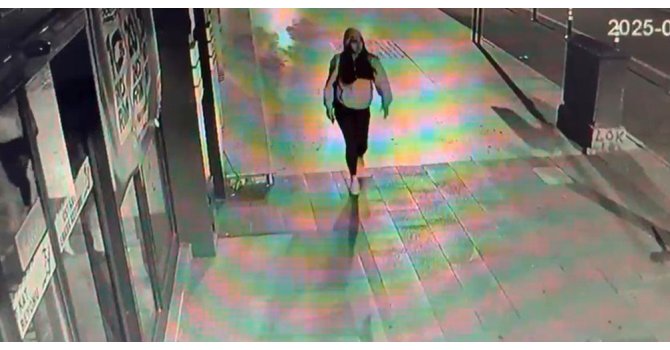 Kontrolden çıkarak işletmeye dalan otomobilin altında kalmaktan kıl payı kurtuldu