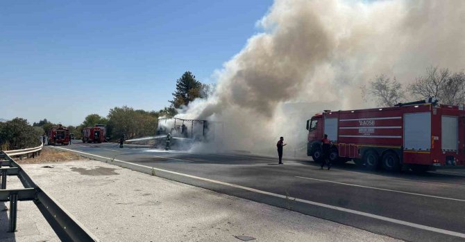 Ev eşyası yüklü tır yandı, otoyolda kuyruk oluştu