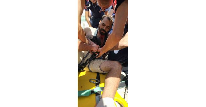 Damdan havalandırma boşluğuna düşen boyacıyı itfaiye ekipleri kurtardı