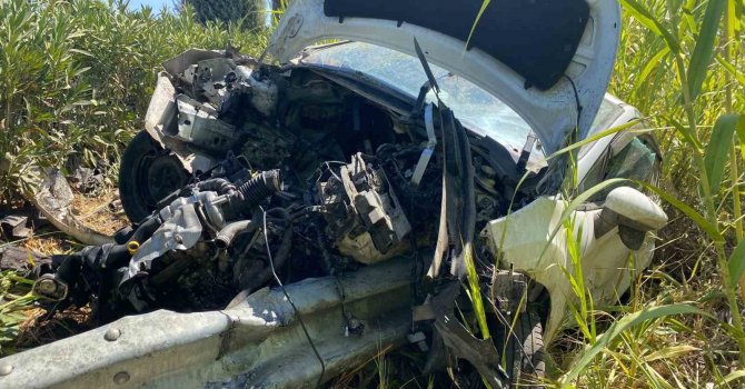 Yoldan çıkan otomobilin motoruna demir bariyer saplandı: 1 yaralı