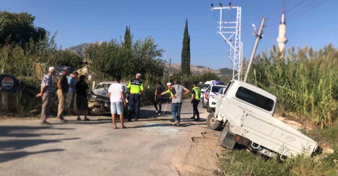 Serik’te otomobil ile kamyonet kafa kafaya çarpıştı: 2 yaralı