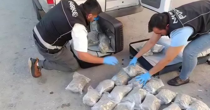 Dronla takip edilen minibüsten 35 kilo uyuşturucu çıktı