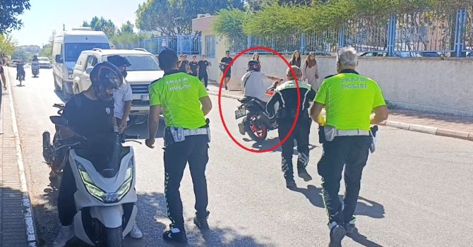 Denetime takılan motosikletli polisin arkasını dönmesini fırsat bilip ’U’ dönüşü yaparak kaçtı