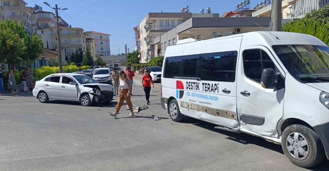 Manavgat’ta okul servisi ile otomobil çarpıştı: 2 yaralı