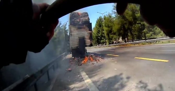 Mersin’de karton yüklü tırda yangın