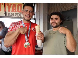 Kebap tezgahından dünya kürsüsüne: bilek güreşinde dünya üçüncüsü oldu