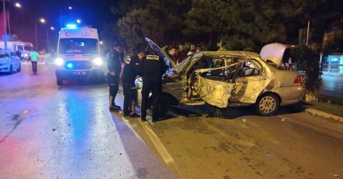 Kontrolden çıkan otomobil ağaçlara çarparak durabildi, genç sürücü yaralandı