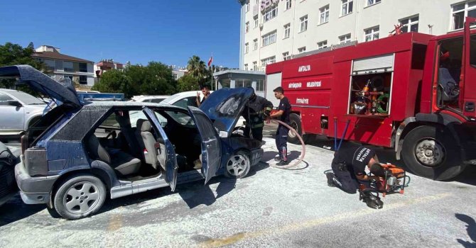 Hastane otoparkında park halindeki otomobil yanarak kullanılamaz hale geldi