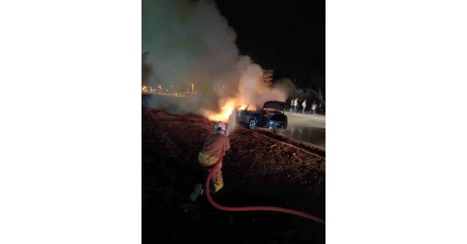 Kaza yapan otomobil alevlere teslim oldu