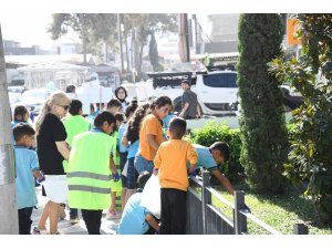 Osmaniye’de öğrenciler caddede yere atılan sigara izmaritlerini topladı