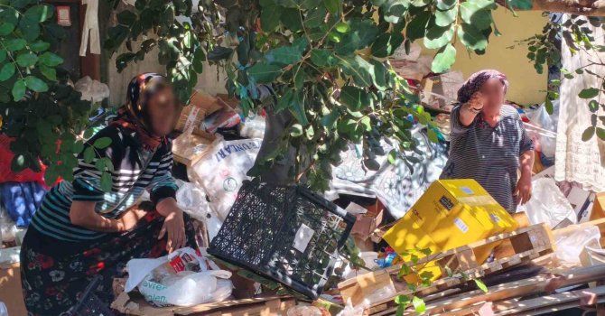 Çöp eve temizliğe gelen belediye ekiplerine zor anlar yaşattı