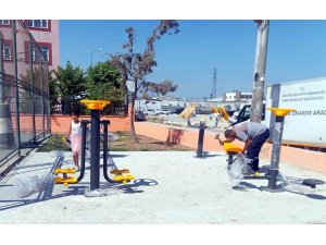 Mersin’de çocuk oyun parklarının eksikleri gideriliyor, yeşil alanlara bakım yapılıyor