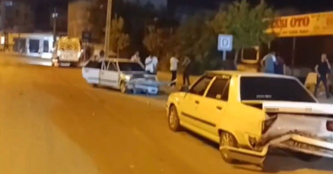 Osmaniye’de 4 otomobilin karıştığı zincirleme kaza kamerada