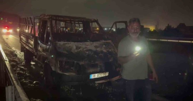 Gözlerinin önünde ekmek teknesi yanan vatandaş, alevlere müdahale etmeyen trafikteki diğer sürücülere tepki gösterdi