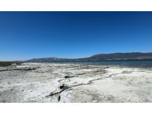 Burdur Gölü’nde balık tutmayı hayal ederken kuruyan gölde otlayan keçileri izliyor