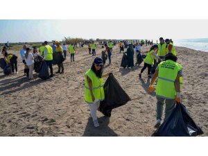 Tarsus Plajı’ndan bir ton atık toplandı