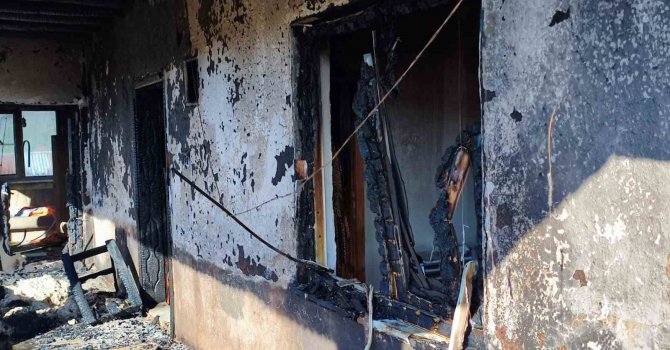 Göksun’da iki ev yandı