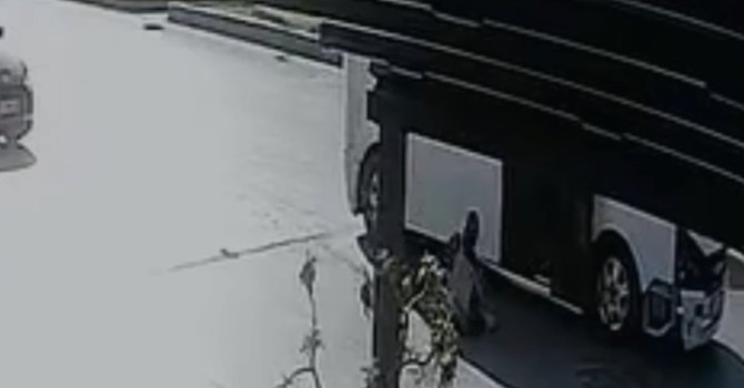 Kapısı açık hareket eden minibüsten öğrenci düştü