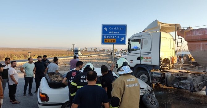 Tırla çarpışan otomobildeki 2 kişi yaralandı