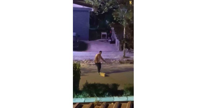 Otostop çektiği araçların durması için yola taş koydu