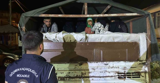 Göçmenleri kamyonet kasasında gizleyerek taşıyan şahıs yakayı ele verdi: 20 göçmen yakalandı