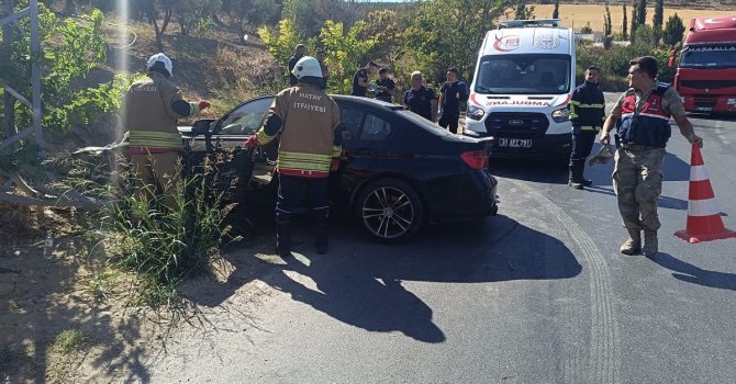 Yol kenarına devrilen otomobilin sürücüsü yaralandı
