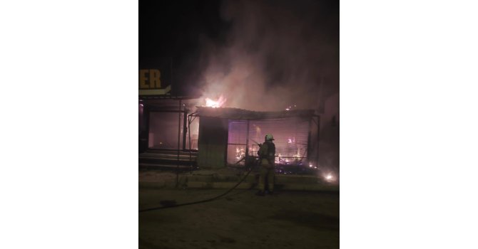 Antakya’da alevlere teslim olan iş yeri kullanılmaz hale geldi