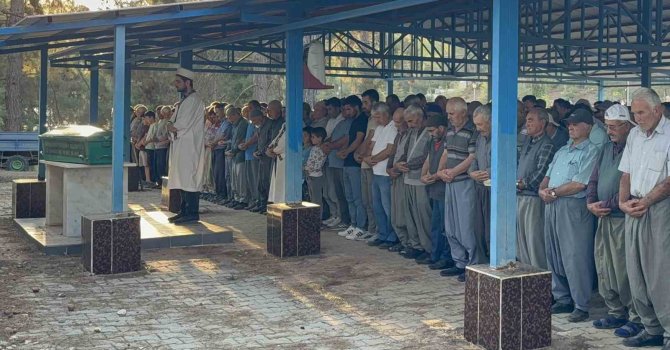 Yangında ölen nene ve torun yan yana toprağa verildi